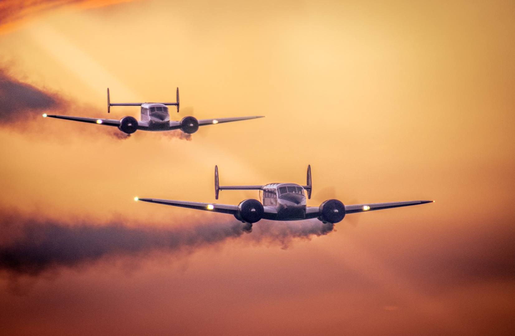 ADO-AERO – Twin Beech Model 18 Fromation im Sonnenuntergang
